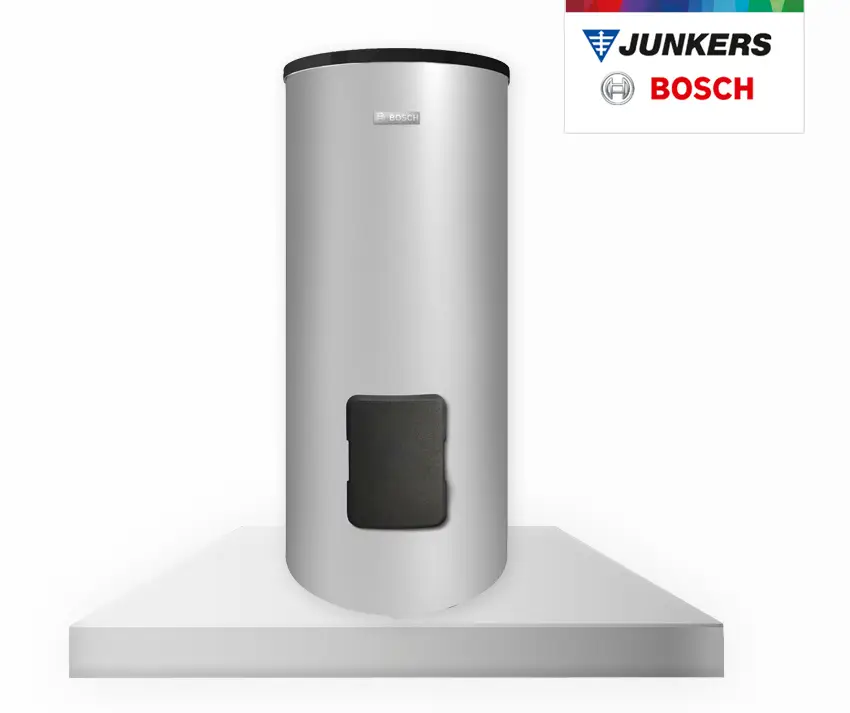 Silberner Vorwärmspeicher mit runder Form und schwarzem Bedienfeld. Logo der Marke Bosch sichtbar. Gerät steht auf einer weißen Plattform.
